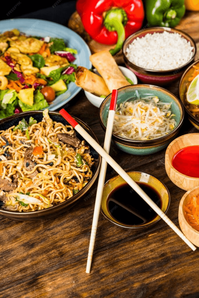 Mesa con platos de comida oriental